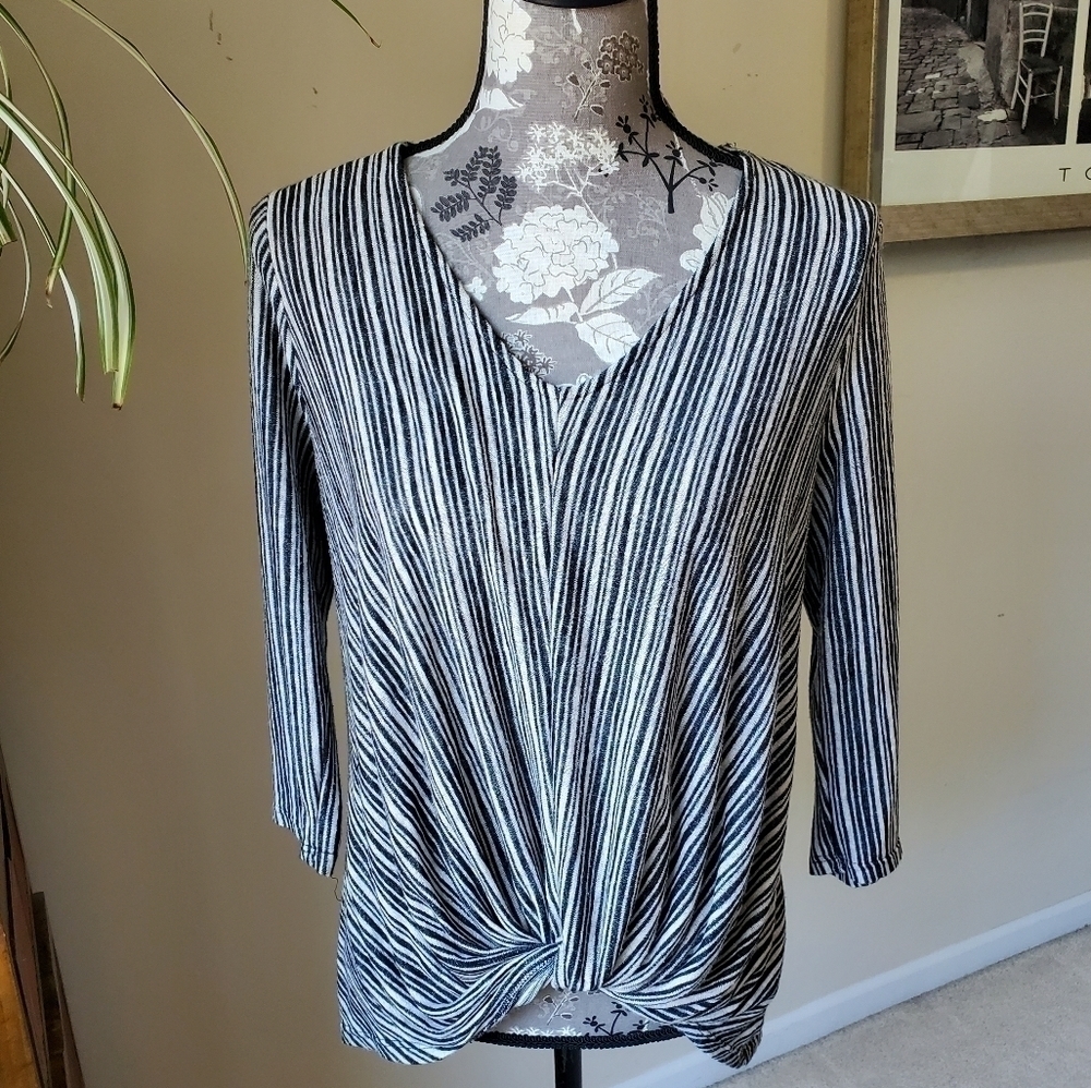 W5 3/4 sleeve striped twist front‎ top sz. M